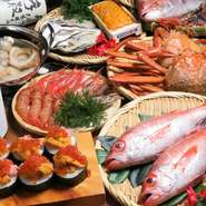 毎朝市場から直送される魚介。その時々の旬のものもあり、季節によって異なる味わいを楽しめます。「刺身」や「寿司」はもちろん、「揚げ」や「焼き」など、多彩な食べ方で堪能あれ。