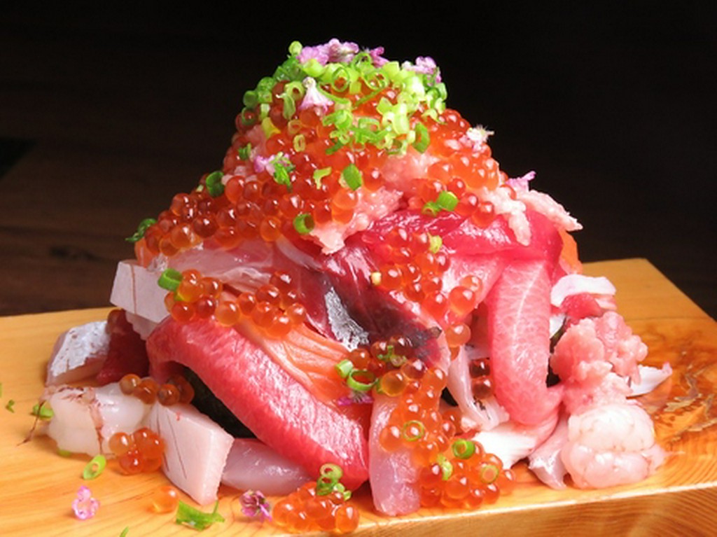 パッと見るだけでも楽しめる、ボリューミーかつ豪華な料理たち