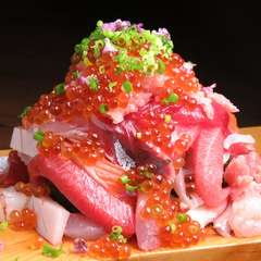 パッと見るだけでも楽しめる、ボリューミーかつ豪華な料理たち