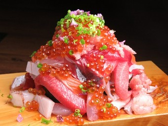 パッと見るだけでも楽しめる、ボリューミーかつ豪華な料理たち