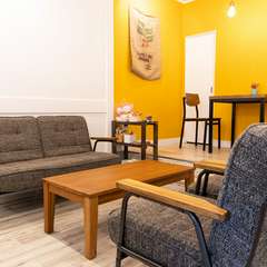 ソファー席でおしゃべりしながらスイーツやドリンクを味わう