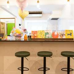 仕事帰りや散歩の途中で立ち寄って一休み。ドリンクのみもOK