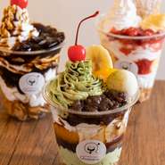 『抹茶フルーツ白玉』など和スイーツに使うあんこは手づくり。店主の千々和さんが自身で炊き、材料も小豆以外はざらめ、水飴、塩とシンプル。昔ながらのほんのり塩味のある優しい風味に仕上がっています。