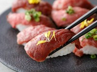 注目の炙り肉寿司はなんと食べ放題で