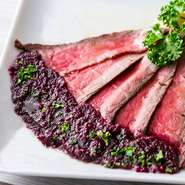 厳選した牛肉をじっくり低温調理で仕上げた、自家製の本格ローストビーフ。肉の旨味が凝縮され、口の中でとろけるような柔らかさが自慢です。