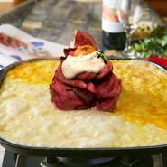 山のように盛り付けられたジューシーなローストビーフが圧巻の「マウンテンローストビーフ」。肉の旨味が凝縮された柔らかなビーフを、特製ソースとともに堪能できます。