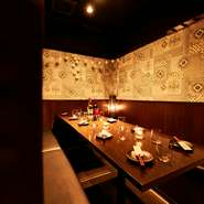 心地よい照明とシックなインテリアが、リラックスした時間を演出します。ゆっくりとしたひとときをお楽しみください。