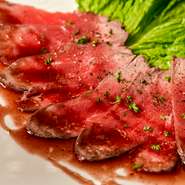 厳選した牛肉をじっくり低温調理で仕上げた、自家製の本格ローストビーフ。肉の旨味が凝縮され、口の中でとろけるような柔らかさが自慢です。