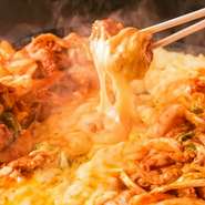 甘辛いタレで炒めた鶏肉と野菜に、たっぷりのとろけるチーズを絡めたチーズタッカルビ。2人前のボリュームで、シェアして楽しむのに最適です。