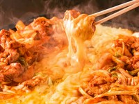 甘辛いタレで炒めた鶏肉と野菜に、たっぷりのとろけるチーズを絡めたチーズタッカルビ。2人前のボリュームで、シェアして楽しむのに最適です。