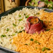 山のように盛り付けられたジューシーなローストビーフが圧巻の「マウンテンローストビーフ」。肉の旨味が凝縮された柔らかなビーフを、特製ソースとともに堪能できます。