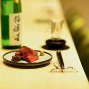 店内にはカウンターを6席用意。アットホームで落ち着いた雰囲気がただよっているからか、おひとりさまで訪れるゲストも珍しくありません。小腹がすいた時のちょい飲みにも最適です。