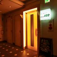 ビルの奥まった場所にある【めし、時々さけ　Area022】。隠れ家風の佇まいも魅力で、知っているだけでも自慢ができます。2人の「いつもの店」として、普段使いにもぴったりです。