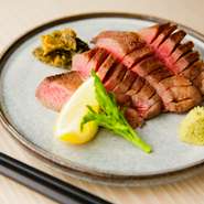 低温で調理されたスペシャリテ。牛タンの中でも特に柔らかい人気部位を使用しています。少し力を加えるだけでプツッと噛み切れるような程よい歯応えで、噛み締めるたびに旨味がジュワ～ッとあふれます。