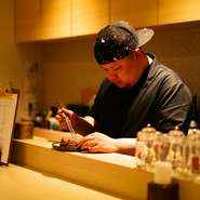 「明日の活力になるようなお店にしたいですね」と笑顔で語る菊池さん。スタッフはおらず一人でお店を回しているのだそう。ゆったり落ち着いた雰囲気の中で気ままに過ごせます。