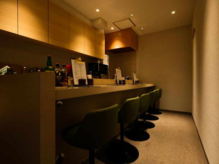 少人数の貸切も可能。肩肘張ることなく気軽に訪れられる小料理店