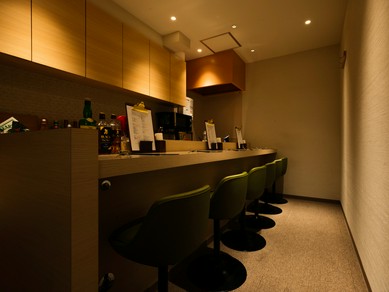 少人数の貸切も可能。肩肘張ることなく気軽に訪れられる小料理店