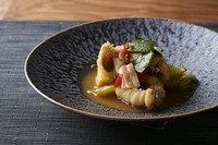 鱧の旨味とゼラチン質を充分に引き出した逸品。