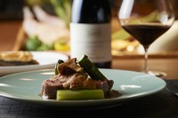 ロゼール産仔羊背肉の炭窯焼き