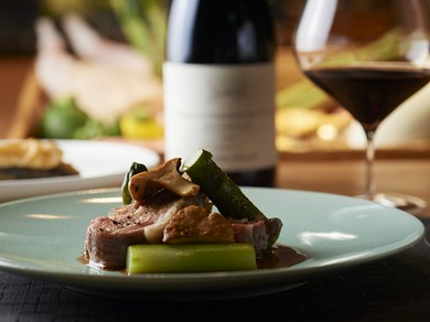 ロゼール産仔羊背肉の炭窯焼き