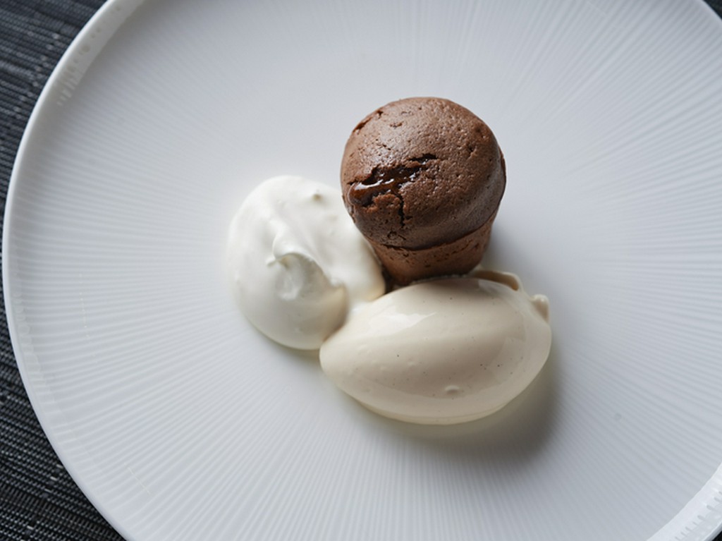 焼き立てのチョコレートケーキ、バニラアイスクリーム添え