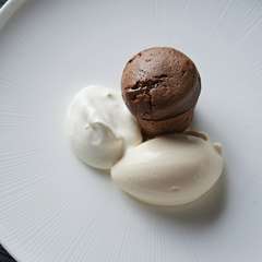 焼き立てのチョコレートケーキ、バニラアイスクリーム添え