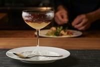 人参は芯を取り除きえぐみのないオレンジ色部分のみ使用。
国産牛の骨、スジ、スネ肉の出汁をとった濃厚なコンソメジュレと
人参の甘味だけを活かしたムースが口の中でなめらかに溶け合う逸品。