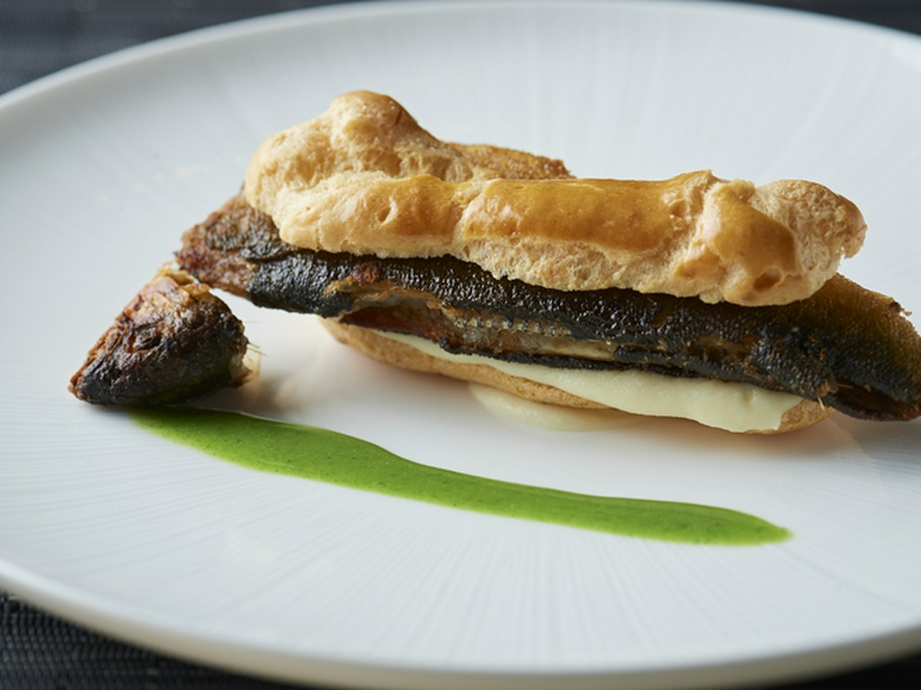 鮎のコンフィ、エクレア仕立て