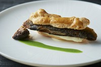 鮎のはらわたの部分を残したままコンフィにし根セロリのピュレと共にシュー生地でエクレア仕立てに見立てました。夏のスペシャリテ。