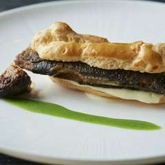 鮎のコンフィ、エクレア仕立て