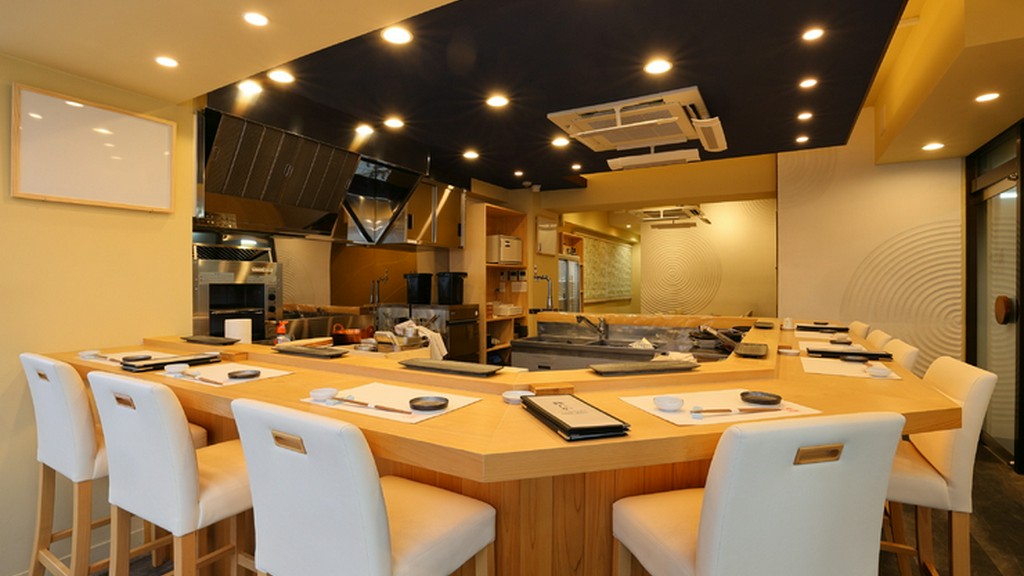 檜のカウンター席を中心とした、ワンランク上の空間