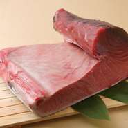 旬と鮮度にこだわった食材選びを実施しているため、春夏秋冬の異なる味わいを堪能することができます。市場直送の旬のネタを上質な空間で、大将自慢の一貫として味わえます。