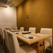 店の奥には4人掛けのテーブル席が2つ。家族の記念日や、友達の誕生日会におすすめの席です。ゆったりとした時間が流れる空間で、食事や会話を心ゆくまで堪能できます。