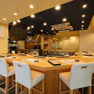 高級感のあるカウンター席は、落ち着いた大人のデートにふさわしい雰囲気。いつもと違う横並びに座れば、二人の親密度がぐっと高まります。大切な記念日のお祝いにもおすすめ。