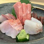 大将自らが厳選した、旬の魚介の贅沢な盛り合わせ。鮮度抜群の味わいと歯ごたえを満喫できる逸品です。色彩豊かな盛付けは美しく、視覚でも楽しませてくれます。ぜひ賞味あれ。※価格は仕入れにより異なります。
