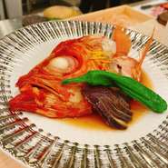 漁場から届いたばかりの、新鮮で脂の乗った金目鯛を、自家製煮付けダレでじっくり煮付けています。日本酒に合う逸品です。なお、仕入れ状況により提供のない場合もあります。