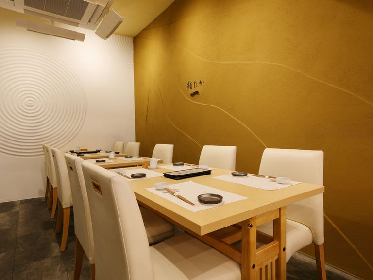 ゆったりとした時間が流れる空間で、食事や会話を心ゆくまで堪能