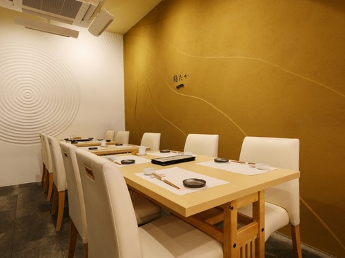 ゆったりとした時間が流れる空間で、食事や会話を心ゆくまで堪能