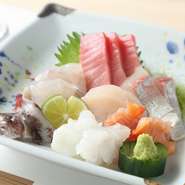 食材の質は料理の質を大きく左右するものです。鮨の要となる魚介類は、料理人自身が毎日市場で選んだものを使っています。経験からくる目利きによる最高級の素材を堪能あれ。