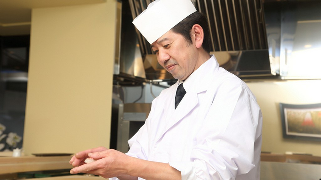 鮨は握りたてが一番。一貫ずつ握って最高のタイミングで提供