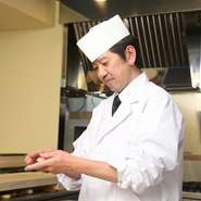 鮨は握りたてが一番。一貫ずつ握って最高のタイミングで提供