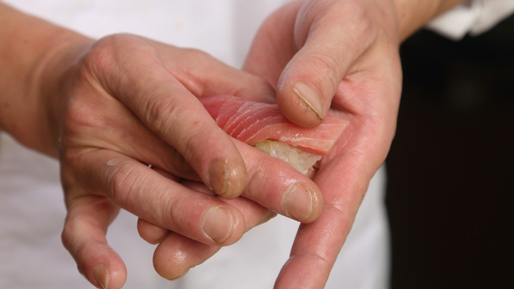 駅チカでアクセス抜群。清潔感のあるカウンター席がおすすめ