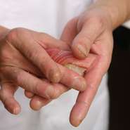 駅チカでアクセス抜群。清潔感のあるカウンター席がおすすめ