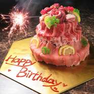 『お肉のケーキ』や『お肉のかいだん』など、食べておいしく目で見て楽しい名物料理の数々は、特別な日のお祝いに最適。おいしい肉料理が、家族や仲間との思い出を一層華やかなものとすることでしょう。