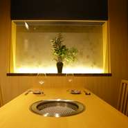 温かな照明が灯る落ち着いた雰囲気の店内には限定一部屋のカップルシートもあり、デートにぴったりな空間。こだわり抜かれた料理の数々が、ふたりだけの幸せな時間を彩ることでしょう。