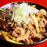醤油ベースの自家製タレで味付け。甘辛い味わいで、一度食せばクセになるおいしさです。牛肉や玉ねぎ、マチク、ニンニクの芽のほか、仕入れによって季節の旬食材も楽しめることもあります。