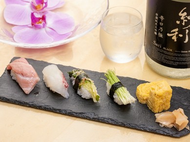 瀬戸内や日本海の鮮魚を中心に、旨い握りと旬の皿を繰り出す