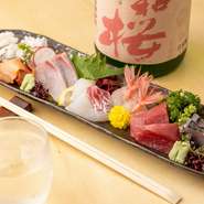 寿司と魚料理に合う日本酒を選りすぐり、気軽にいろいろ味わえるグラスをメインに提供。「美和桜」「宝剣」「紗利」などの定番酒に加え、新酒・夏酒・ひやおろしなど季節ごとの味を用意。詳細は大将にお声がけを！