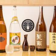 芋・麦・米・紫蘇・泡盛が揃い、あまり見かけない貴重な銘柄が多数。焼酎通の人にとっても、新しい味と出合う格好の機会となるでしょう。また、ワインやウイスキーも、寿司や魚介に合う逸品揃いです。