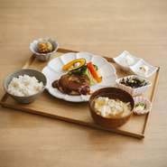 2品から選べるメインのほか、ゆし豆腐やおからサラダなどの小鉢を楽しめるよくばりなセットメニューです。ご飯はおからと一緒に炊くことでカロリーを抑え、血糖値の上昇をゆるやかに。栄養バランスも満点です。